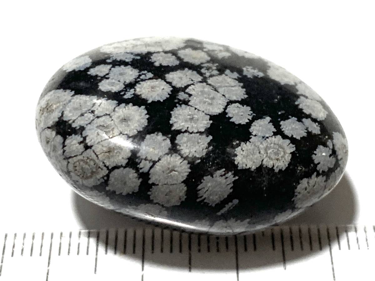 研磨された雪花黒曜石・方珪石入黒曜石・スノーフレーク