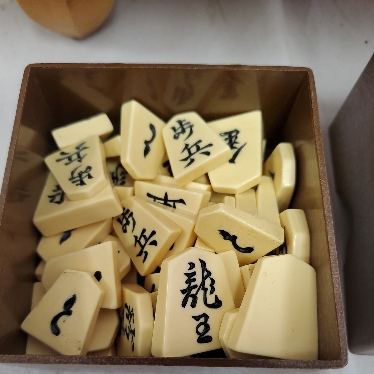 ☆中古 将棋セット 脚付き将棋盤 木製 高さ約15cm 錦旗彫駒 将棋駒 84 