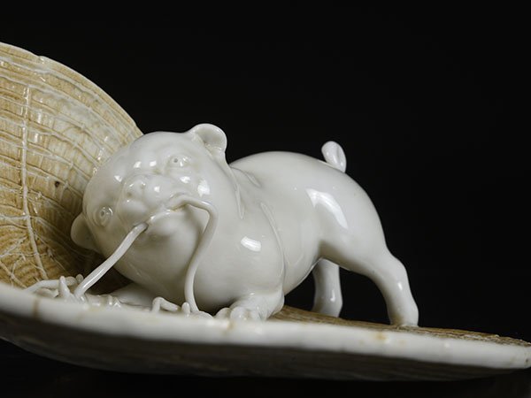 【お値下げ中(6/8まで)/美品】陶器製/犬の置物 加】1825e 肥前国 皿山 二宮都水 作 白磁 笠犬 置物 共箱 / 有田