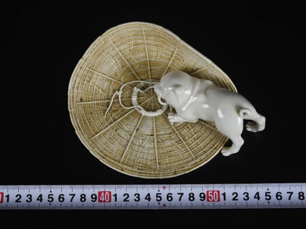 加】1825e 肥前国 皿山 二宮都水 作 白磁 笠犬 置物 共箱 / 有田