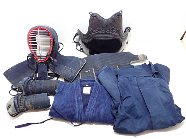 Y8964】 剣道道具 防具 道着 まとめて/一式 面 胴 篭手 垂れ 剣道着 袴  