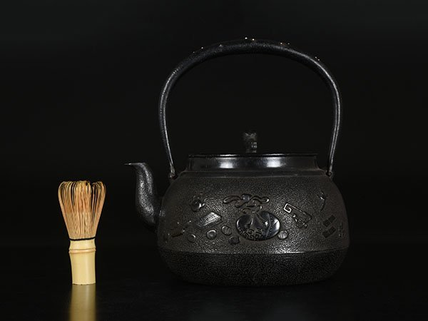 加】1887e 正寿堂 造 銀粒象嵌堤手 小槌摘 銀被口 宝尽図鉄瓶 / 人間
