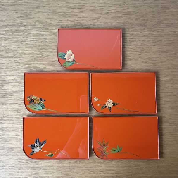 輪島塗　桜と紅葉柄　5枚(桐箱入り) ヴィンテージ レトロ 輪島塗 銘々皿 5客 蒔絵 四季の草花 椿 桜