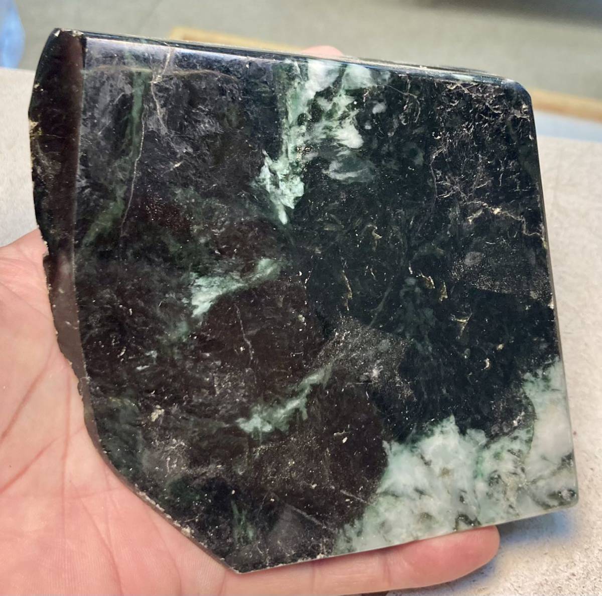 ミャンマー産大きな天然本翡翠原石958g6面カット磨き済み JADEITE 黒