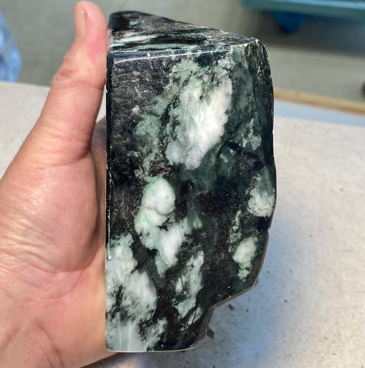 ミャンマー産大きな天然本翡翠原石958g6面カット磨き済み JADEITE 黒