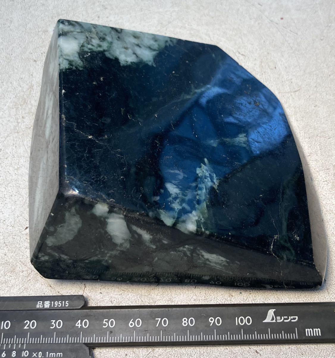ミャンマー産大きな天然本翡翠原石958g6面カット磨き済み JADEITE 黒