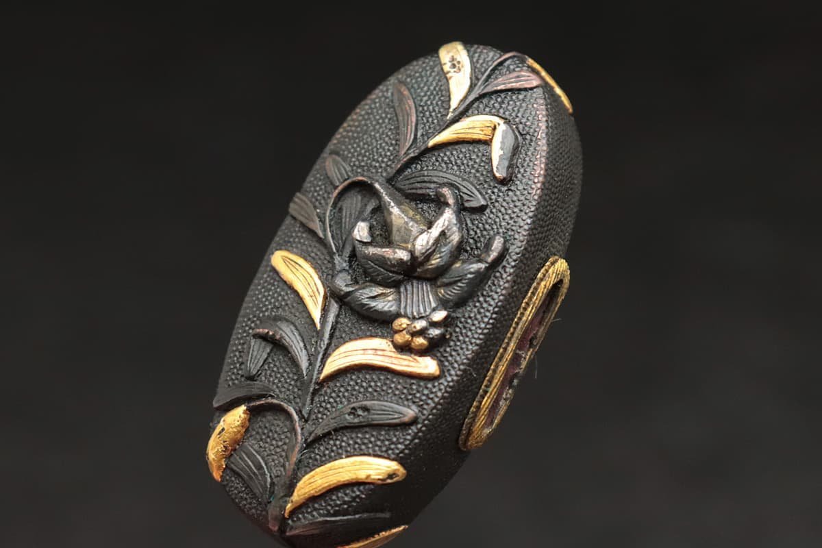 EK373 時代 刀装具 赤銅魚子地 高彫 金銀嵌 百合図縁頭 一組 総重35g