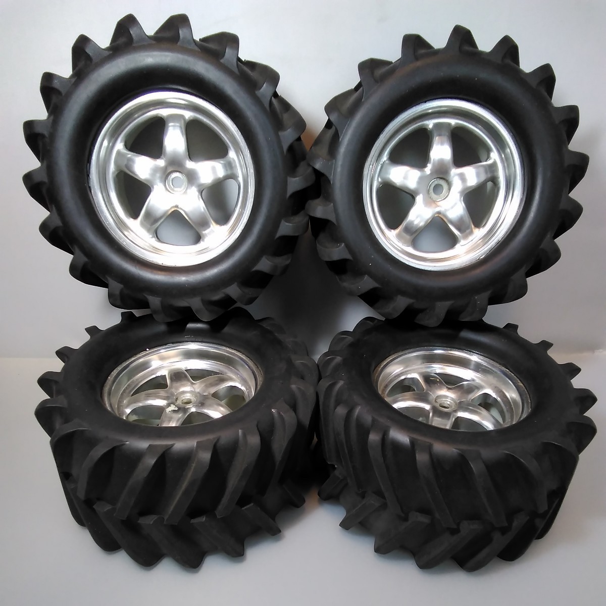 新古品】HPI☆サベージ用☆純正タイヤ☆ハブ径14mm☆装着歴あり・実走