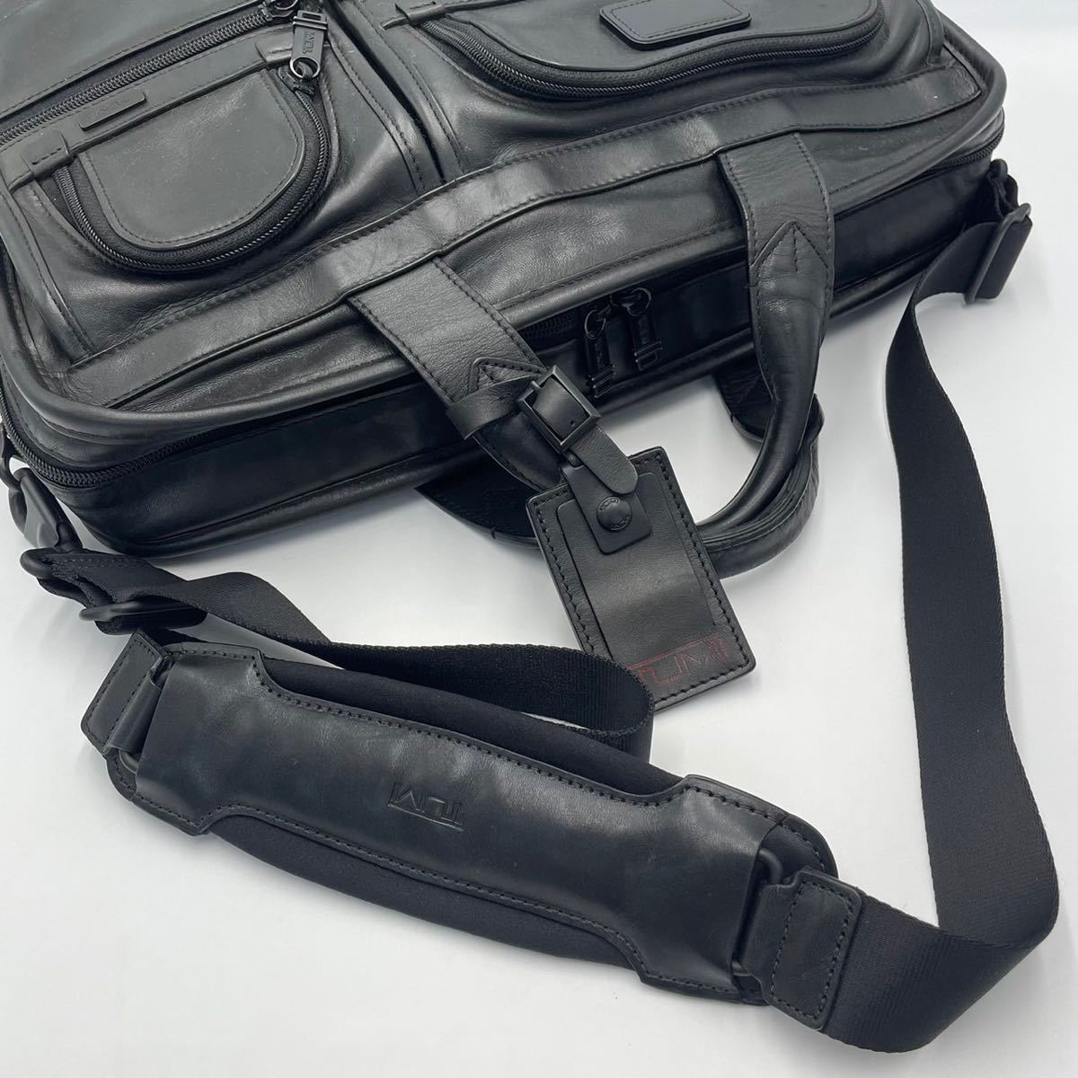 極美品》TUMI トゥミ レザー 2way ALPHA コンパクトスクリーンラージ 極美品》TUMI トゥミ レザー 2way ALPHA コンパクトスクリーンラージ