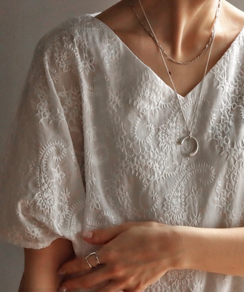 新品タグ付き★アンティカantiqua★さり気なく効かせる、ペイズリー刺繍。洗練された大人のドルマン。 レースドルマントップス