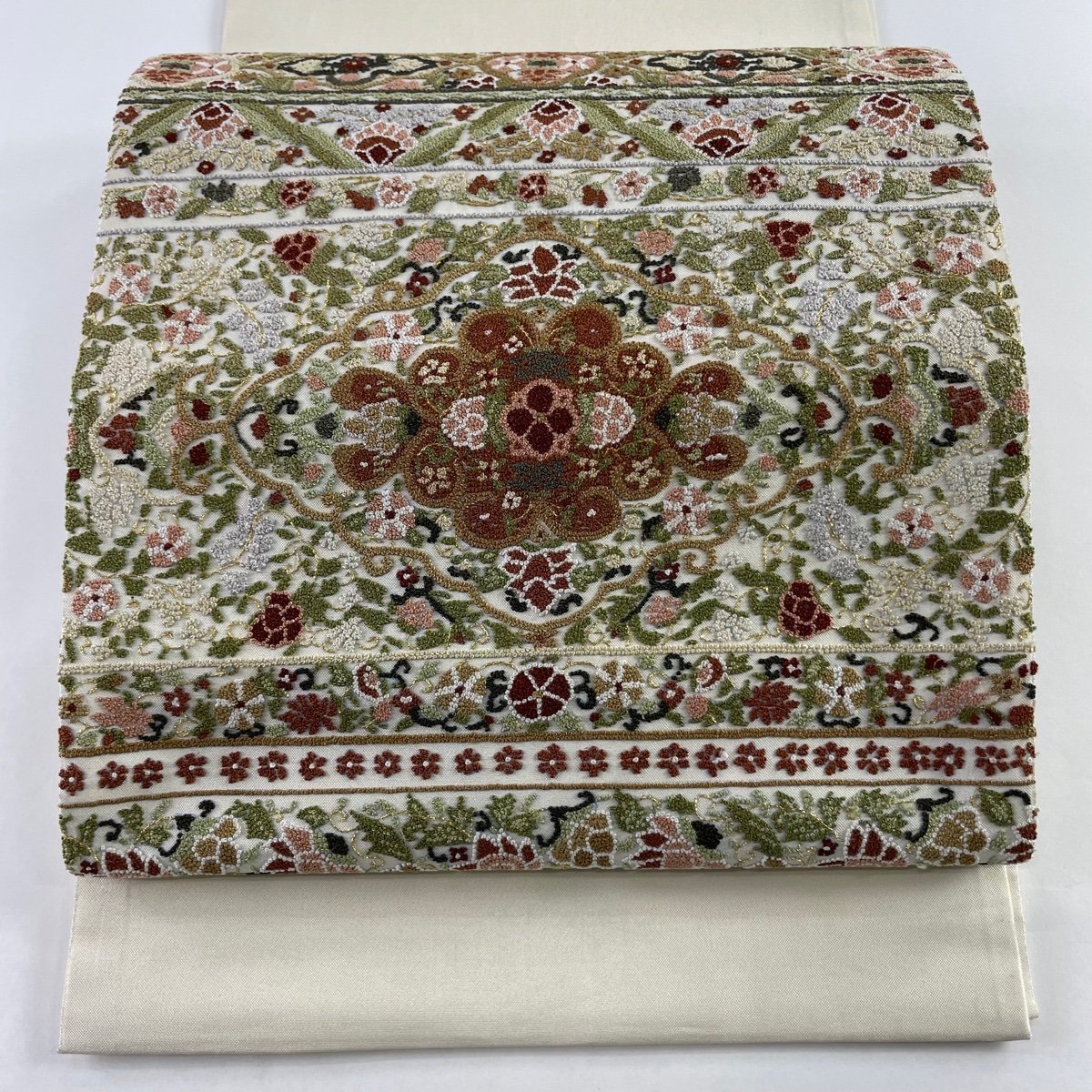 袋帯 名品 華文 花唐草 相良刺繍 金糸 クリーム お太鼓柄 正絹 【中古