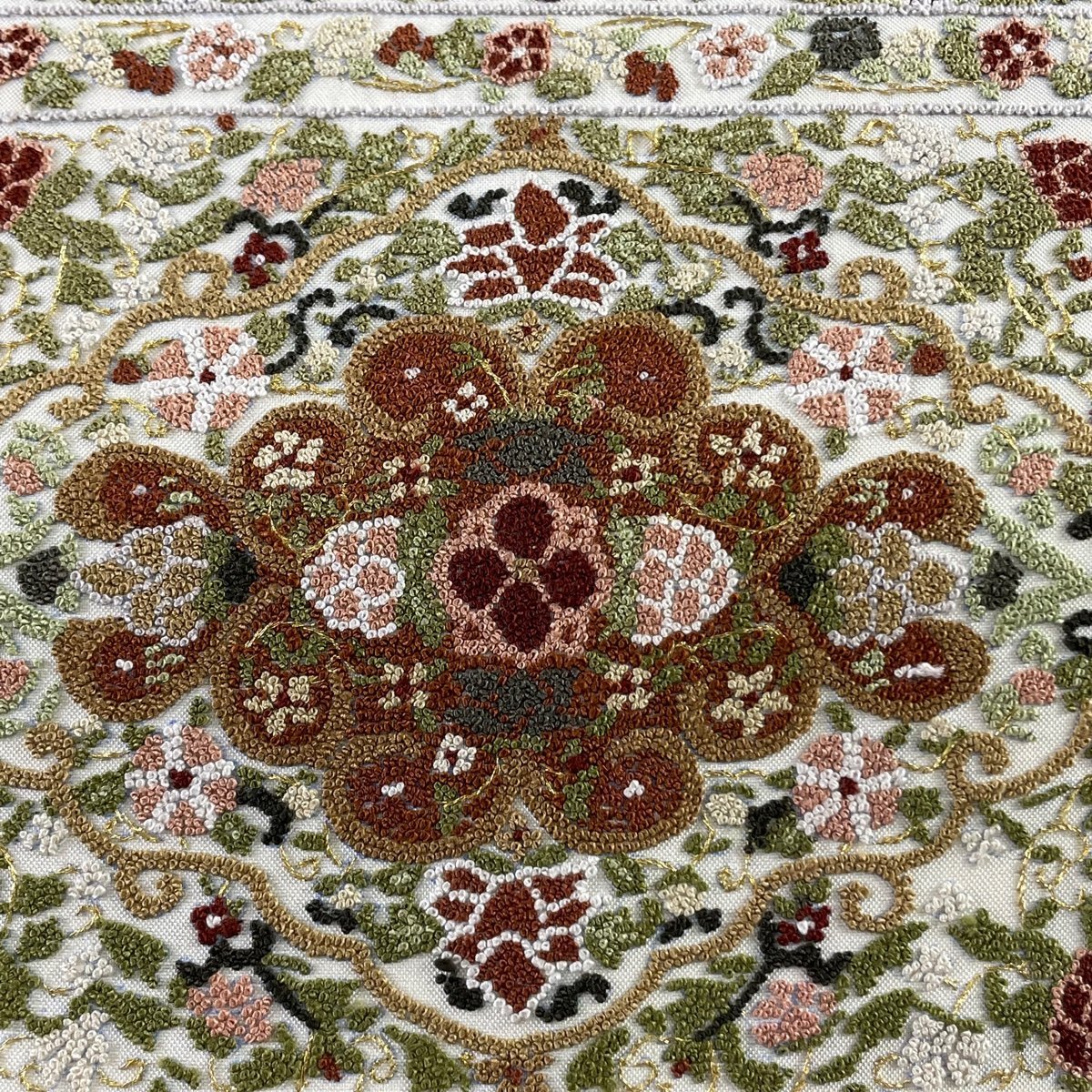 袋帯 名品 華文 花唐草 相良刺繍 金糸 クリーム お太鼓柄 正絹 【中古