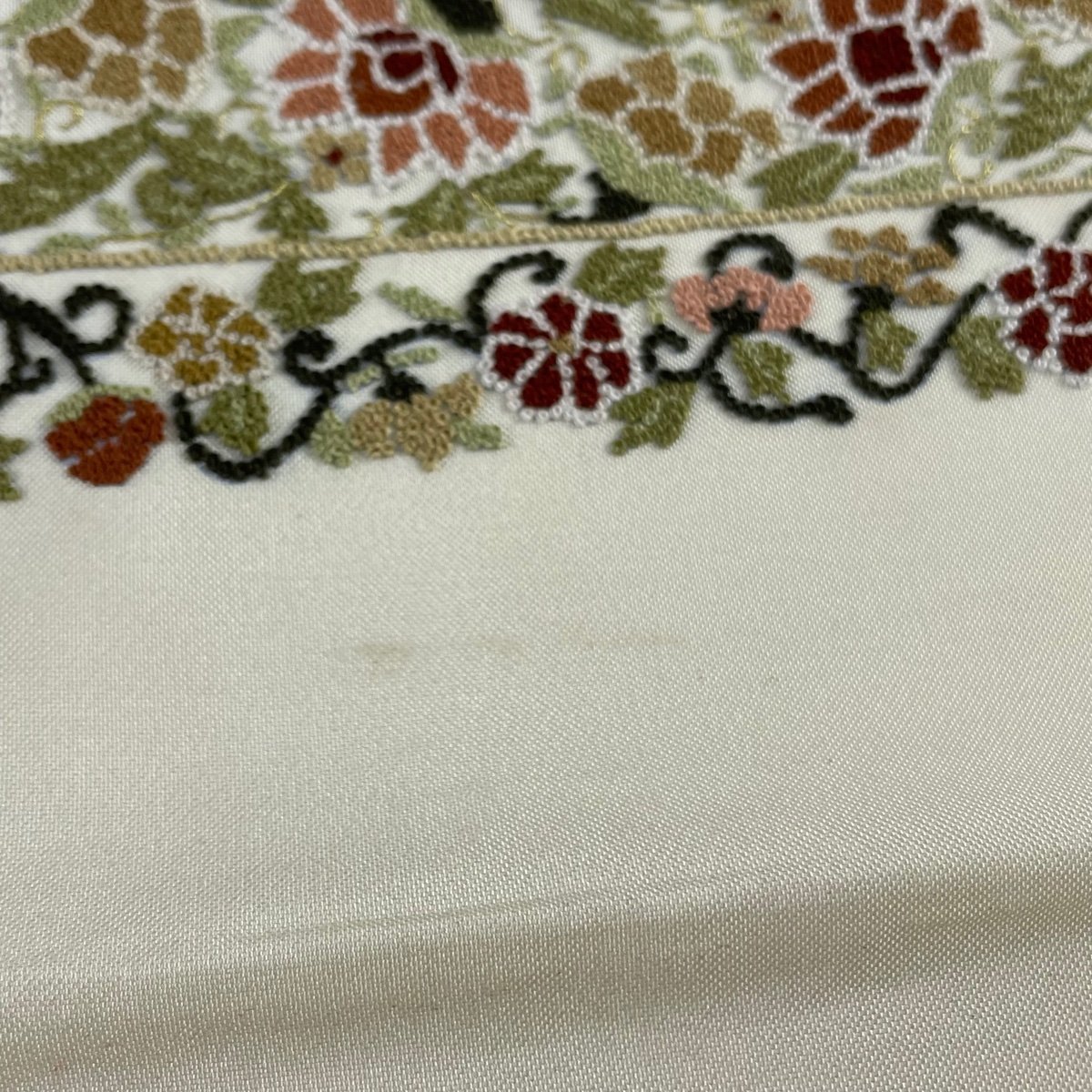 袋帯 名品 華文 花唐草 相良刺繍 金糸 クリーム お太鼓柄 正絹 【中古