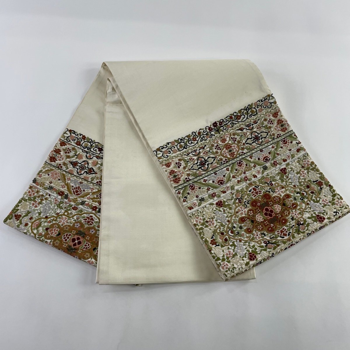 華やかな袋帯 クリーム色地 金糸唐織 袋帯 名品 華文 花唐草 相良刺繍 金糸 クリーム お太鼓柄 正絹 【中古