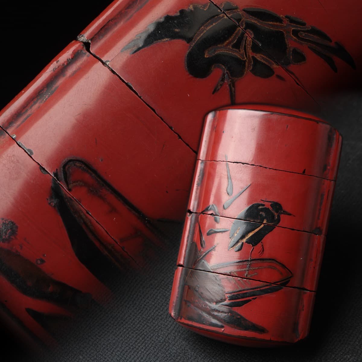 HZ311 時代 漆器 朱内黒 古舟に川蝉/鶴 蒔絵印籠 縦7.6cm 重24g 朱漆古  