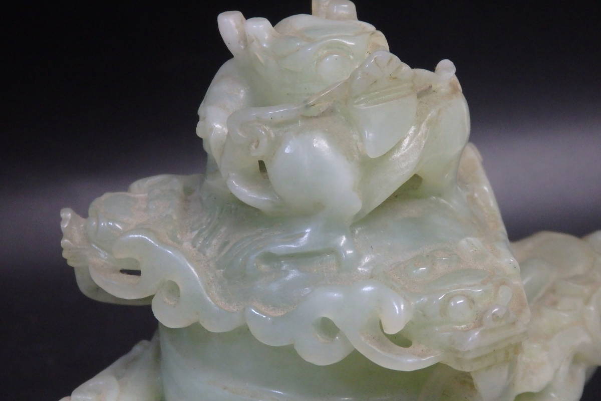 翡翠製 獅子の置物 黒と透明 | VISUALWORKS.CO.JP