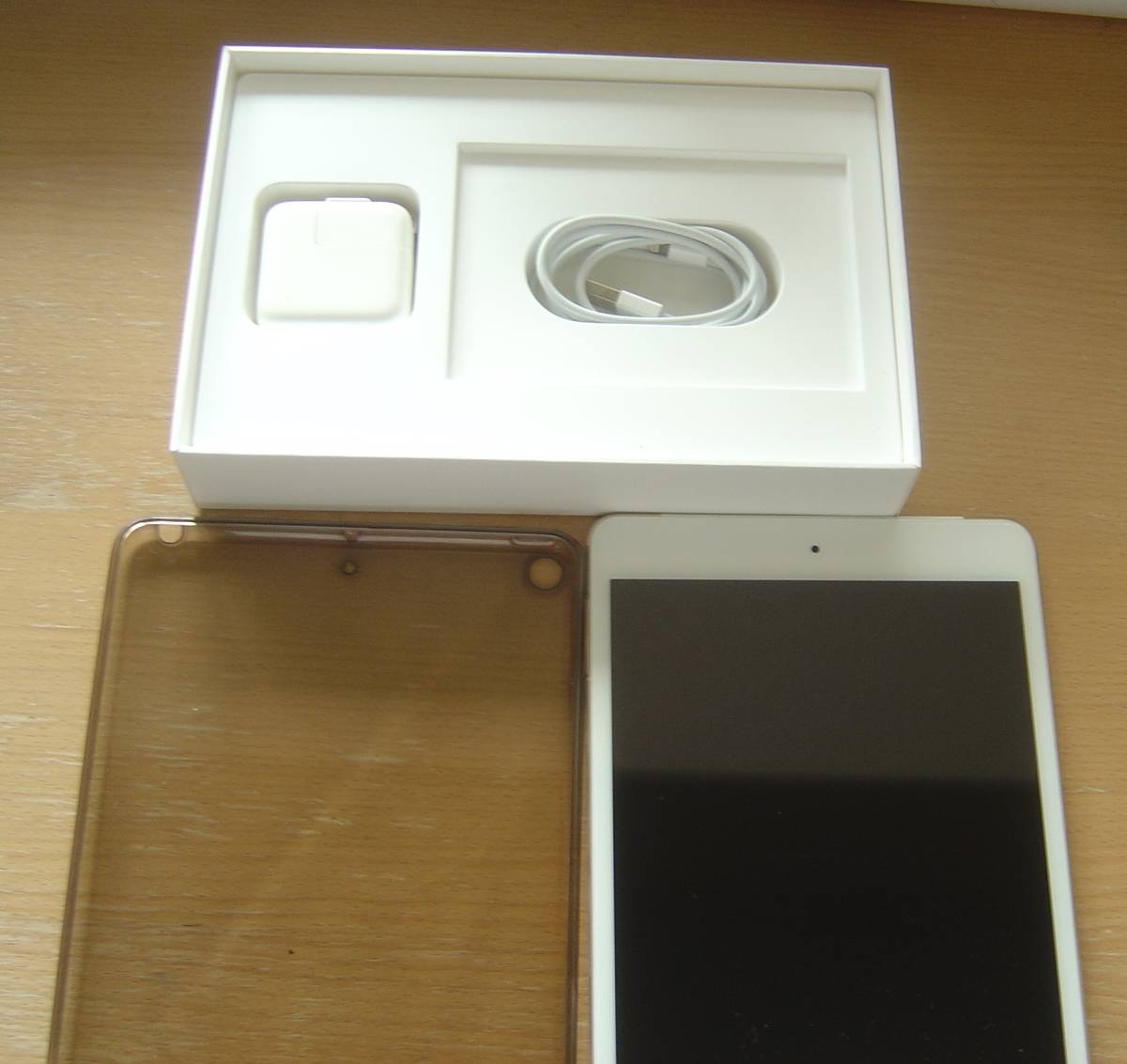 iPad mini 4ゴールド 16GB 充電器付き iPad mini4 16G MK712J／A ゴールド 動作確認済 初期化済 ケーブルと