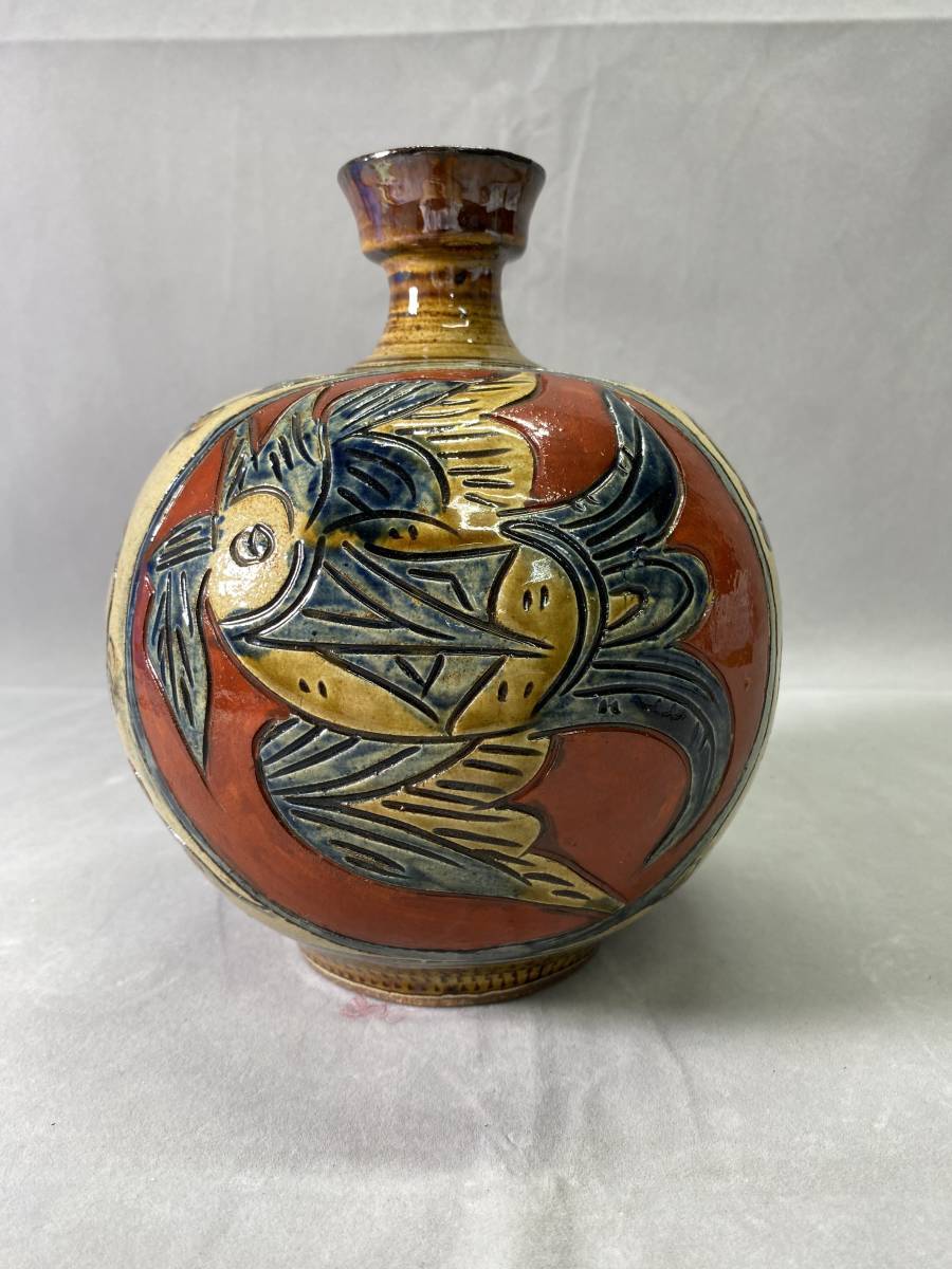 7＃L/1618 琉球壺屋焼 名工 新垣勲 線彫魚紋 花瓶 飾壷