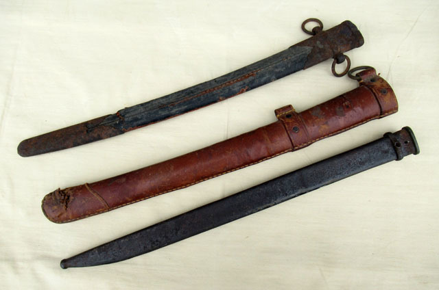 ■日本軍 鞘 3本 金属 皮 銃剣 状態悪い■検索：軍刀 と-85