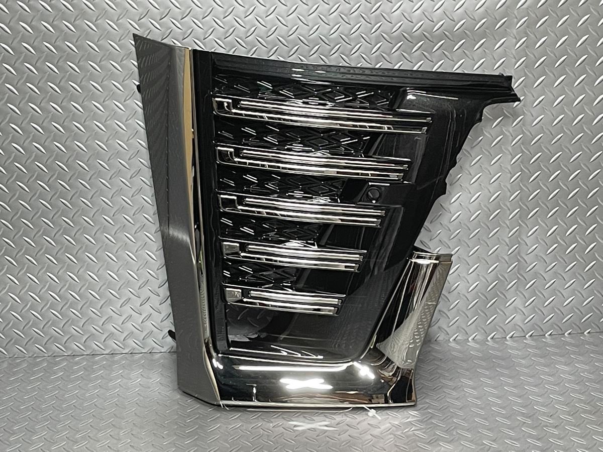 中古30系後期ヴェルファイア 純正フロントグリル フォグカバー右 黒