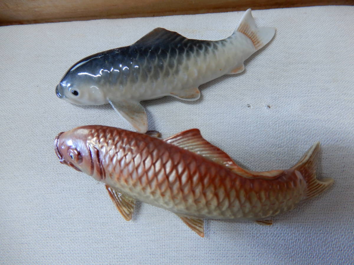 ＜銀の斧＞有田焼・錦宝陶帯留め・鯉二匹・有田焼陶芸品・錦寶陶帯止