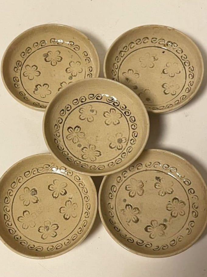 品質保証，本物保証 揃いの奇跡 江戸初期 古唐津椎の峰窯 熊本 古松尾 三島象嵌の小皿 平盃 5客組 なベージュの豆皿 すべて無疵完品(酒器)｜売買されたオークション情報、yahooの商品情報をアーカイブ公開 - オ 唐津