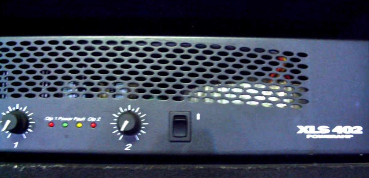 ♪♪AMCRON XLS402 アムクロン 業務用 2ch パワーアンプ ラック