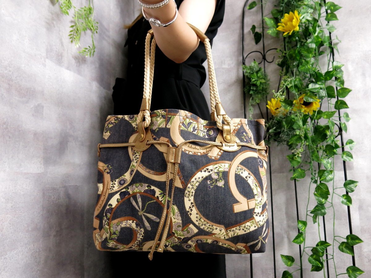 超美品●フェラガモ●花柄●デニム レザー 本革●編み込みハンドル トート バッグ●インディゴブルー ベージュ ゴールド●A4 収納●Js38597