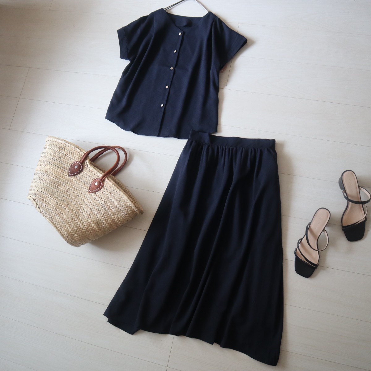 夏ロイヤルネイビーおしゃれ♪イッツデモリネンライクセットアップゴールドボタンＶネックシャツブラウスウエストゴムフレアロングスカート