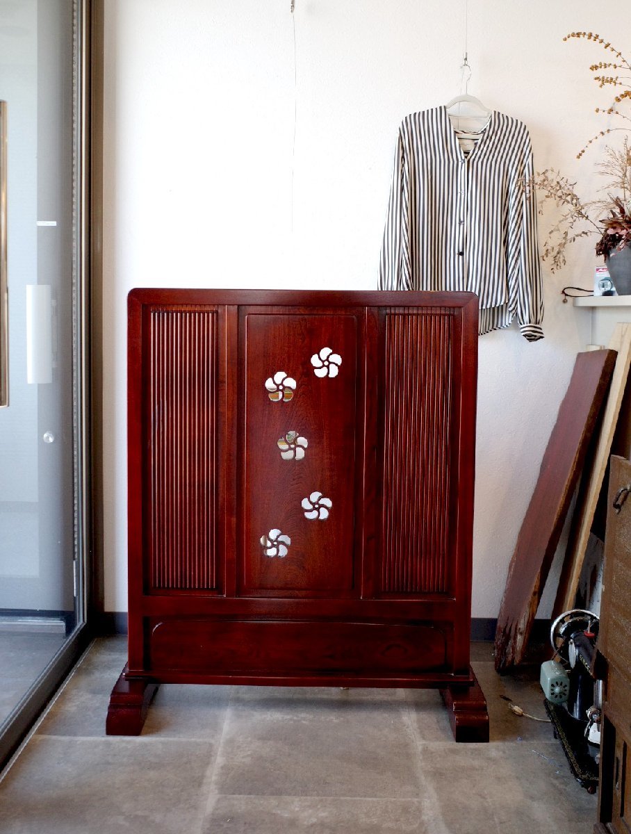 ○カリモク 梅の透かし柄の衝立 ついたて 艶のよい赤茶色の木目 レトロ