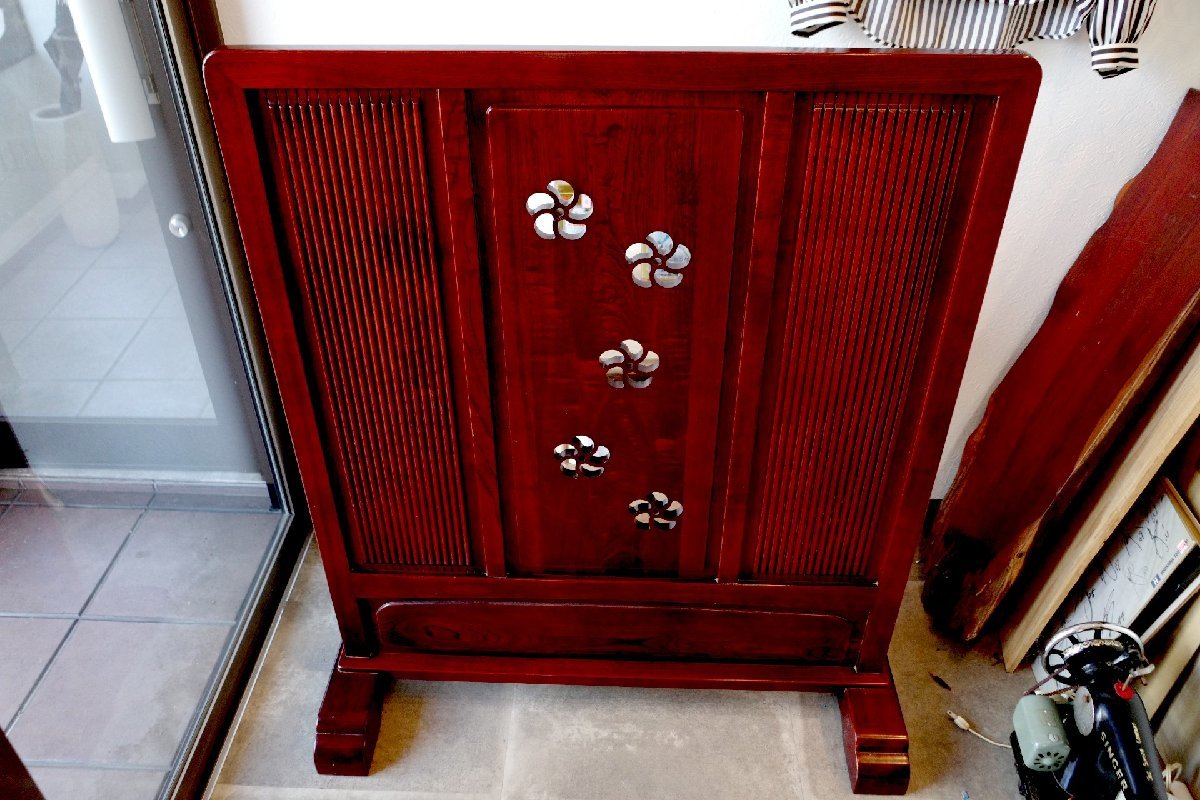 ○カリモク 梅の透かし柄の衝立 ついたて 艶のよい赤茶色の木目 レトロ