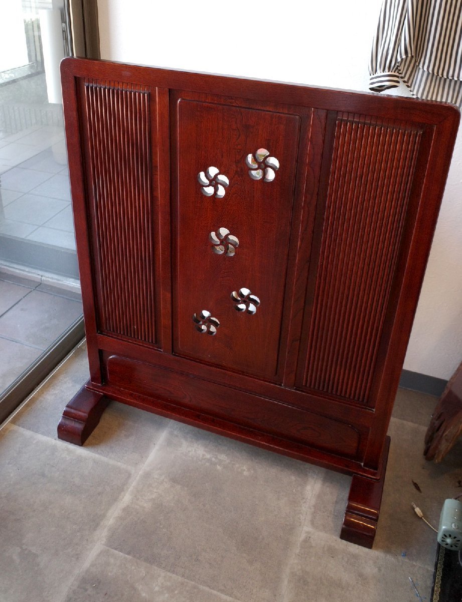 ○カリモク 梅の透かし柄の衝立 ついたて 艶のよい赤茶色の木目 レトロ