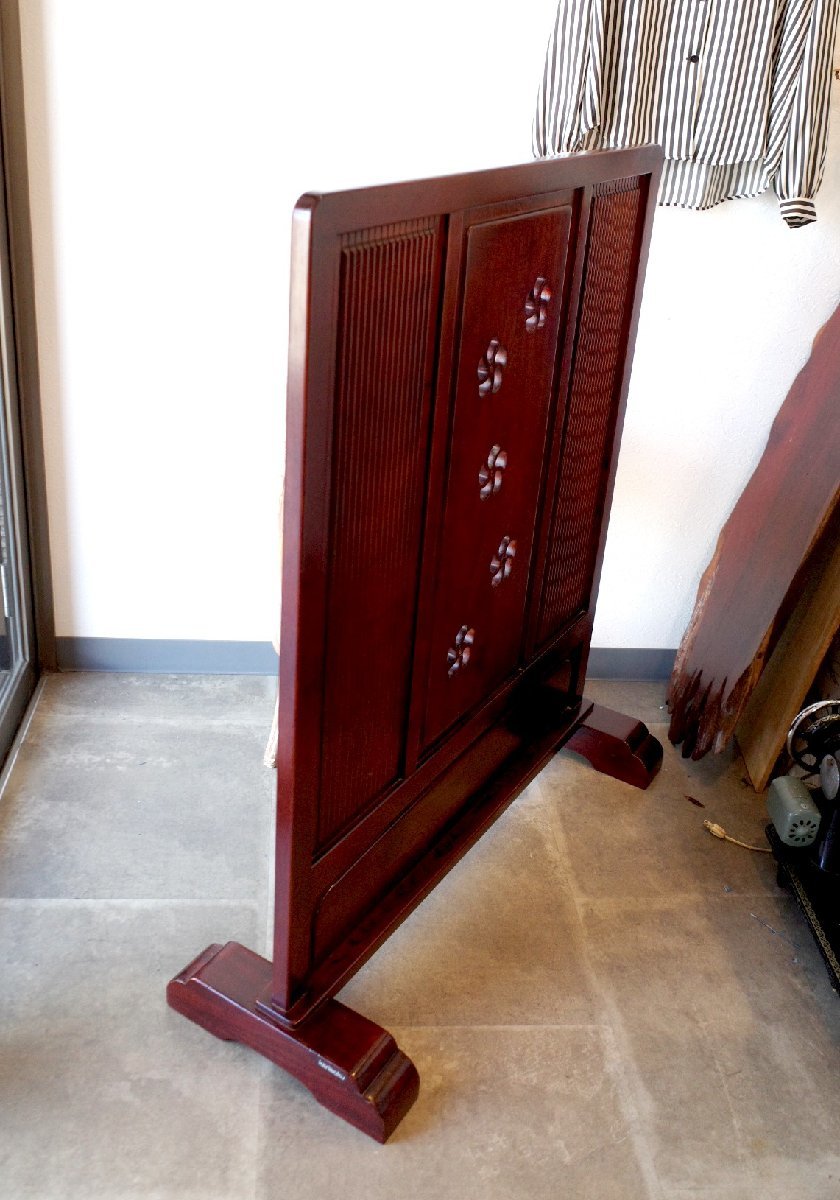 ○カリモク 梅の透かし柄の衝立 ついたて 艶のよい赤茶色の木目 レトロ