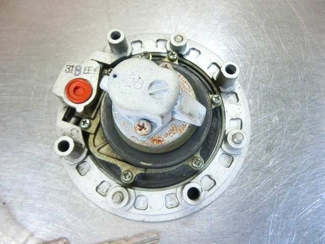 RGV250γSP キー付きガソリンタンクキャップ☆VJ23A、RGV250ガンマSP