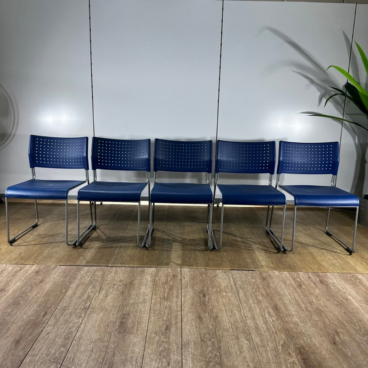 4脚 アイリスチトセ 会議 椅子 研修 スタックチェア ミーティングチェア ブルー 中古