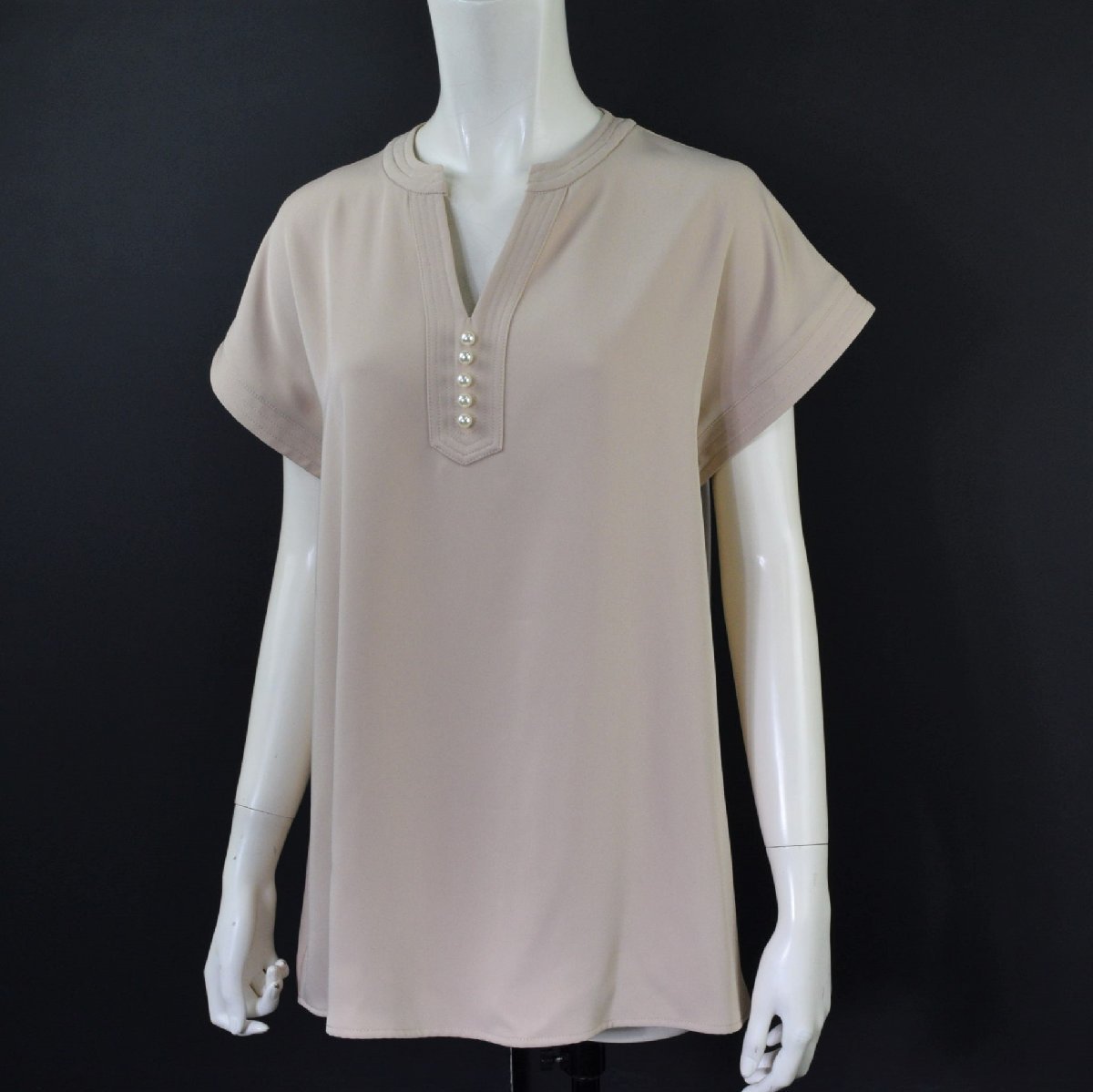 2987-23M0274★Emma Taylor エマテイラー 2023年 美品★パールボタンキーネック半袖ブラウス F ベージュ 定価9790円