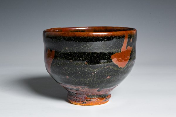 人間国宝【濱田庄司（浜田庄司）】黒釉錆打茶碗 共箱 (個展出品作品