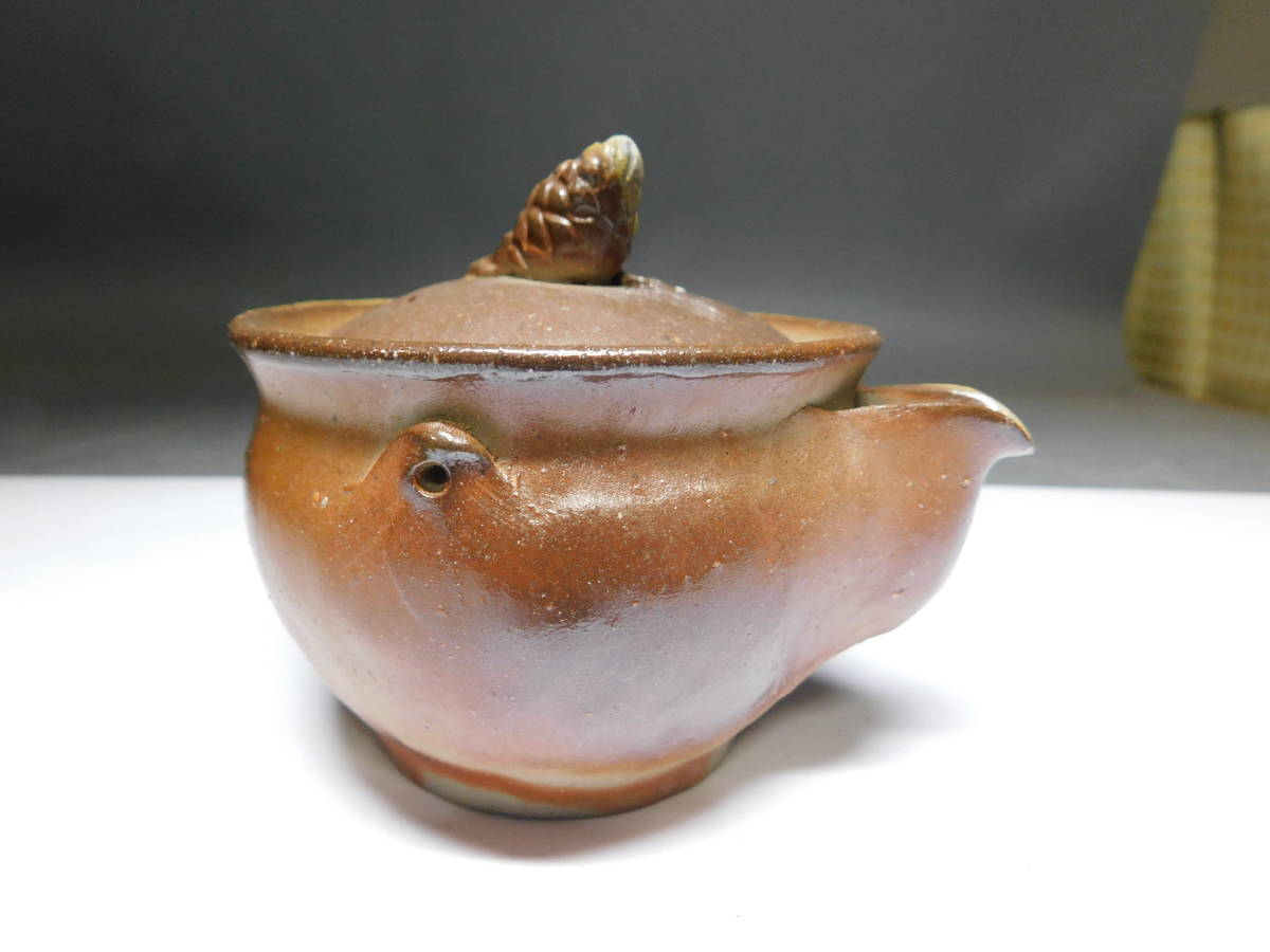 岡黒　極上　初だし品　備前焼　作者不明　松ぼっくり摘み宝瓶　高さ９ｃｍ　無傷　新品　売り切り 備前焼 岡黒 作者不明