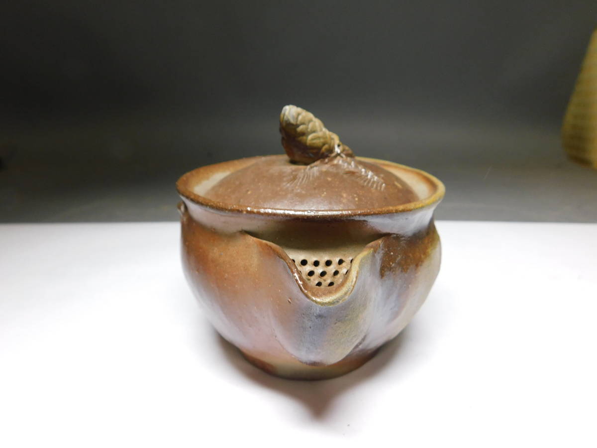 岡黒　極上　初だし品　備前焼　作者不明　松ぼっくり摘み宝瓶　高さ９ｃｍ　無傷　新品　売り切り 備前焼 岡黒 作者不明