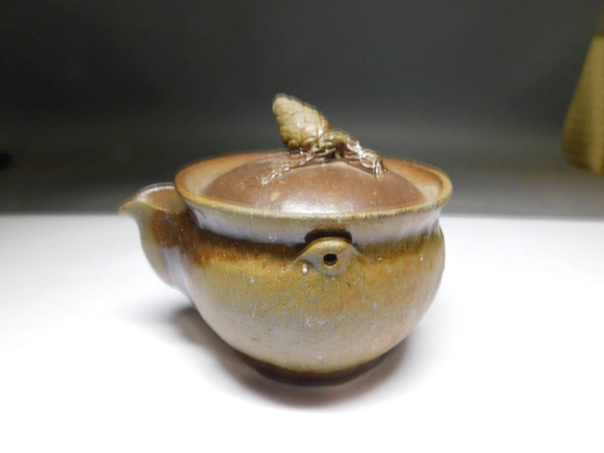 岡黒　極上　初だし品　備前焼　作者不明　松ぼっくり摘み宝瓶　高さ９ｃｍ　無傷　新品　売り切り 備前焼 岡黒 作者不明