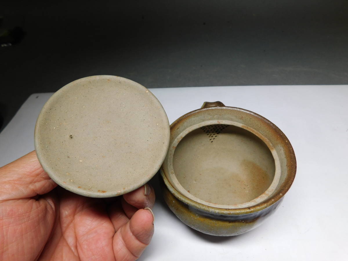 岡黒　極上　初だし品　備前焼　作者不明　松ぼっくり摘み宝瓶　高さ９ｃｍ　無傷　新品　売り切り 備前焼 岡黒 作者不明