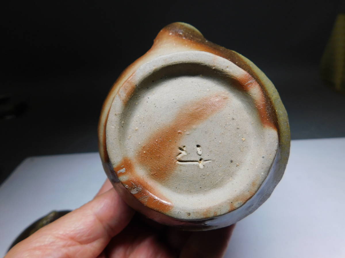 岡黒　極上　初だし品　備前焼　作者不明　松ぼっくり摘み宝瓶　高さ９ｃｍ　無傷　新品　売り切り 備前焼 岡黒 作者不明