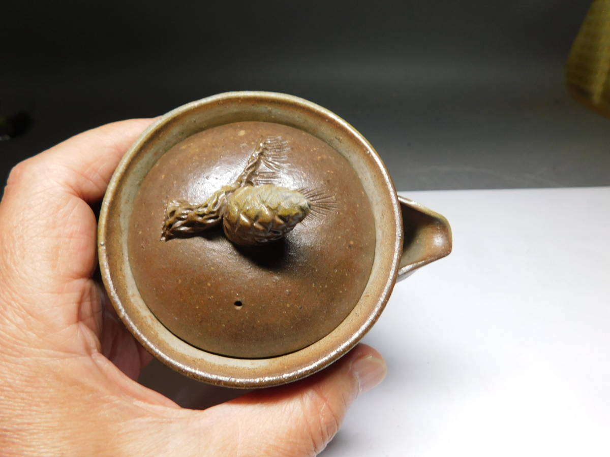 岡黒　極上　初だし品　備前焼　作者不明　松ぼっくり摘み宝瓶　高さ９ｃｍ　無傷　新品　売り切り 備前焼 岡黒 作者不明