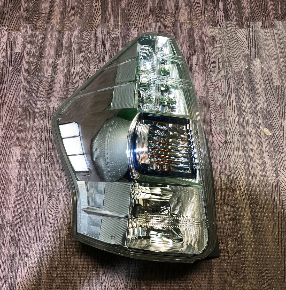 プリウスα 40 ZVW40W 左 テールランプ H25年 管15358L プリウスα