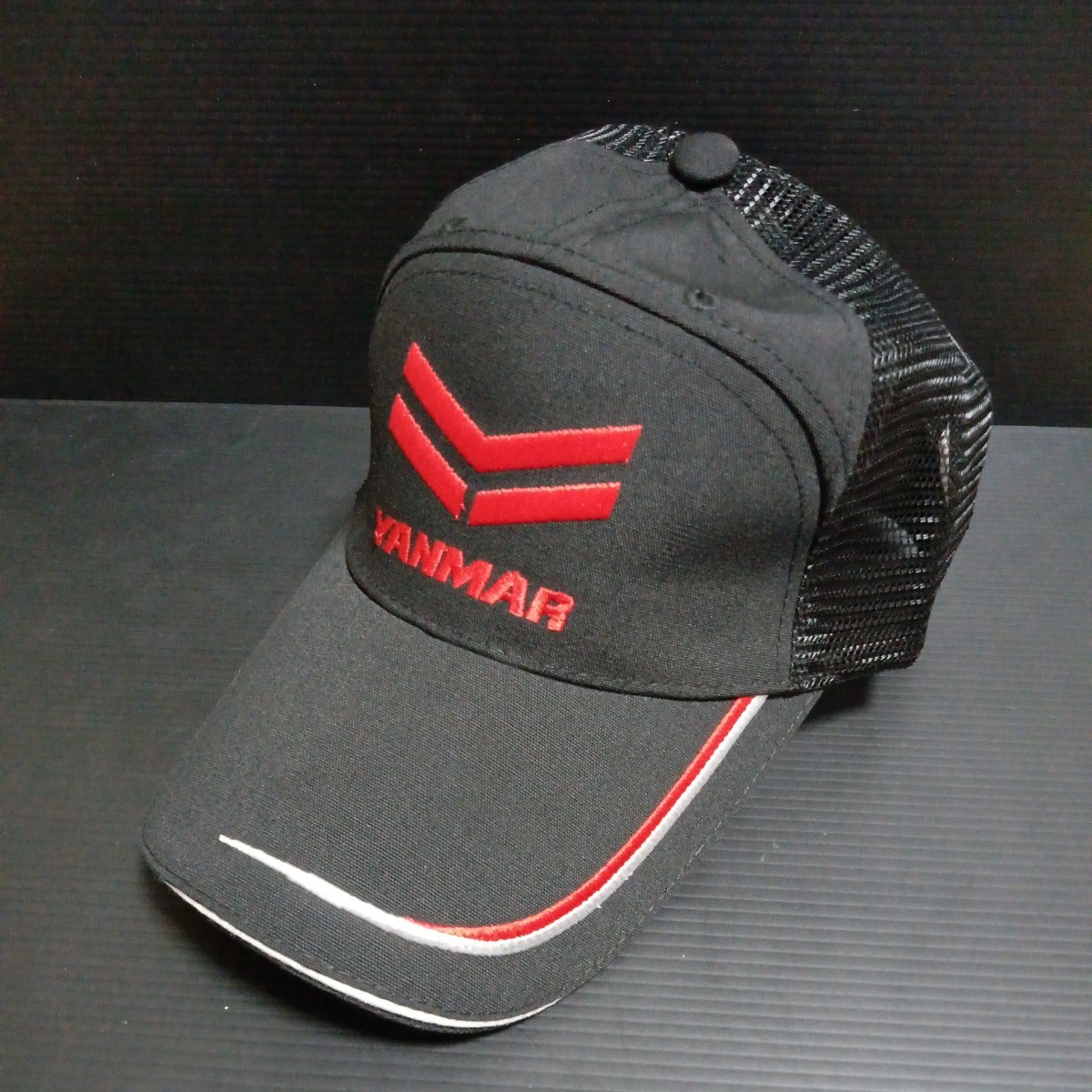 ● ヤンマー「YANMAR メッシュ　キャップ」刺繍 帽子 黒系　つばライン