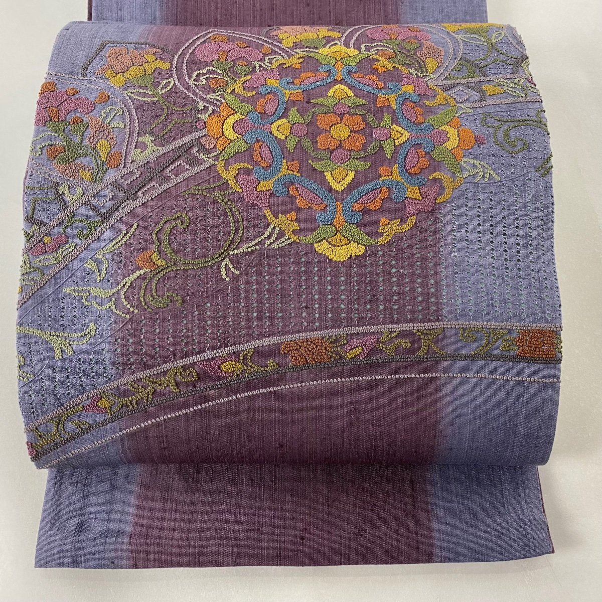 袋帯 美品 名品 紬地 華文 花唐草 相良刺繍 紫 お太鼓柄 正絹 【中古