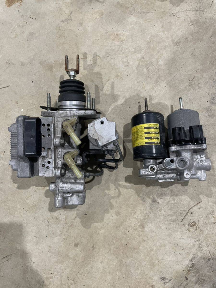 トヨタプリウスDAA-ZVW30 2ZRFXE ABSブレーキアクチュエーター 47210-47330 47070-47050