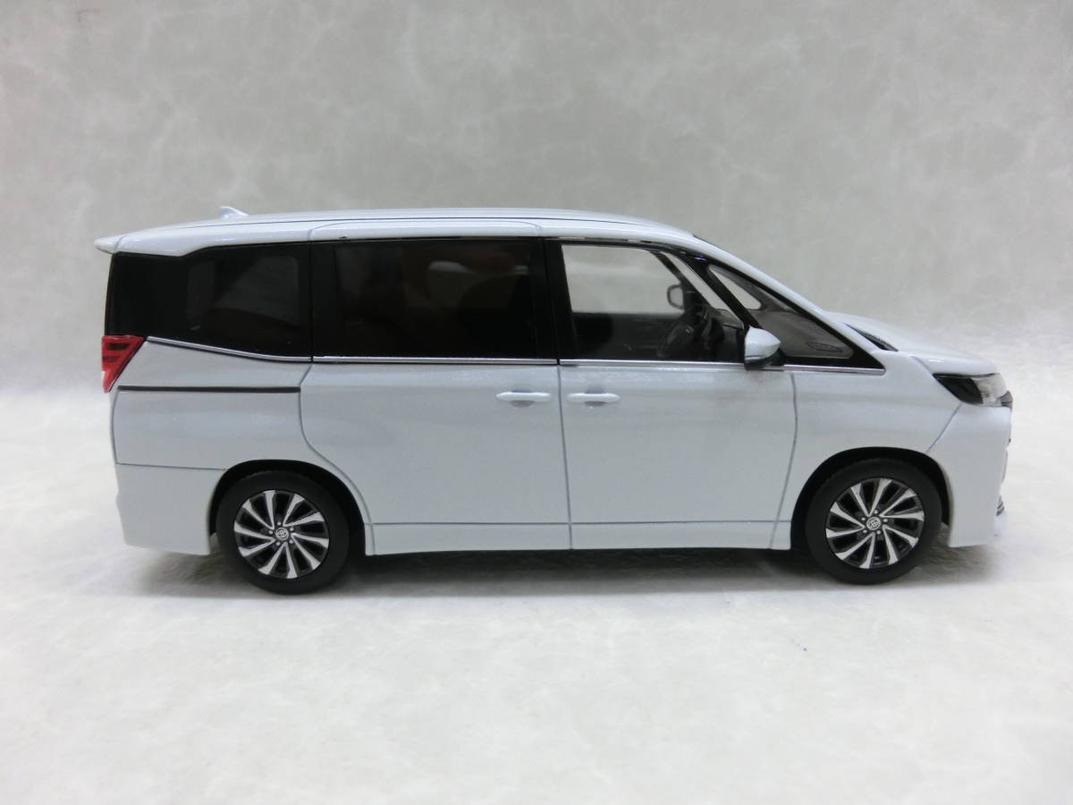 22649 トヨタ 新型ノア ホワイトパールクリスタルシャイン カラー