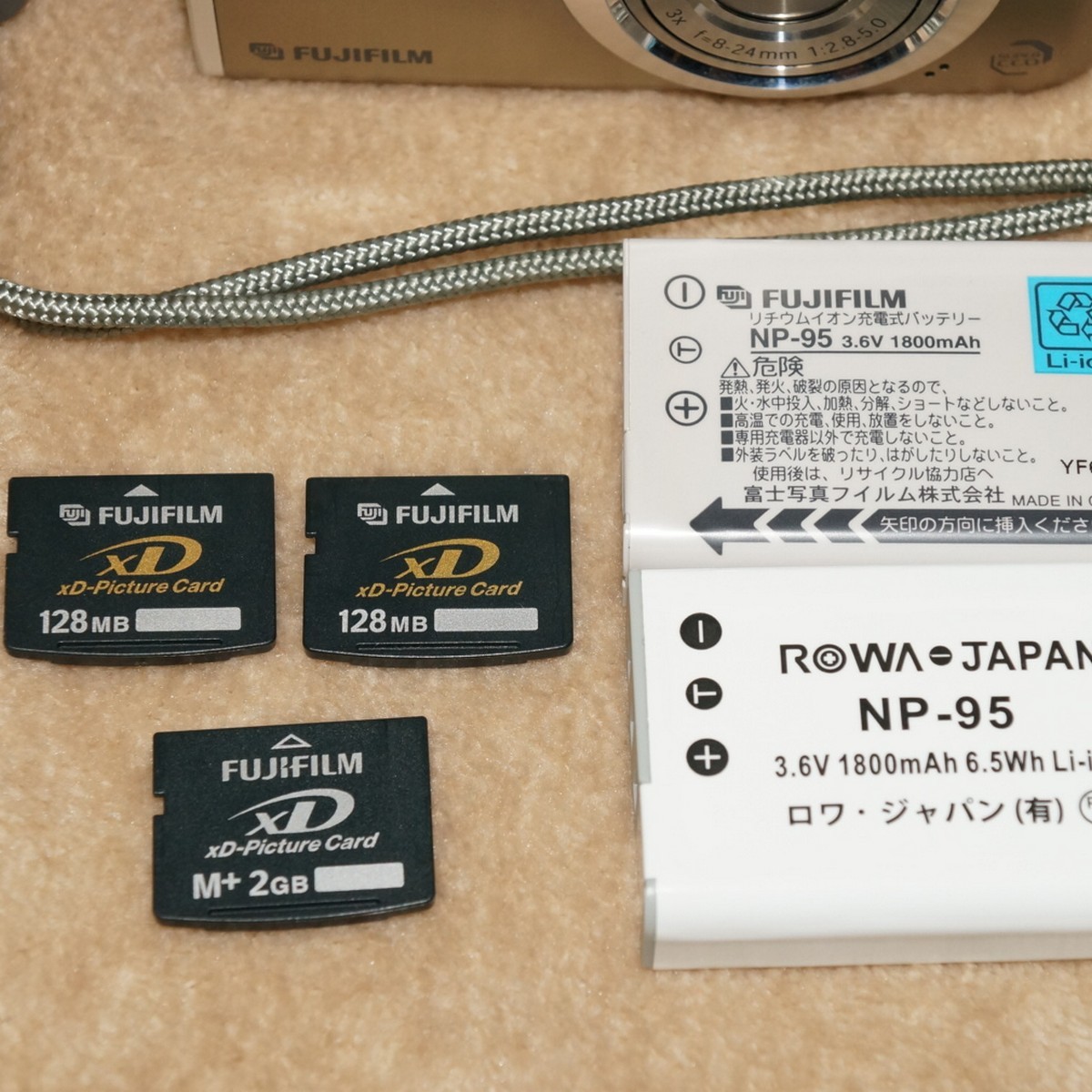 富士フイルム FinePix F30 xDカード3枚(2GB/128MB/128MB) バッテリ2個 