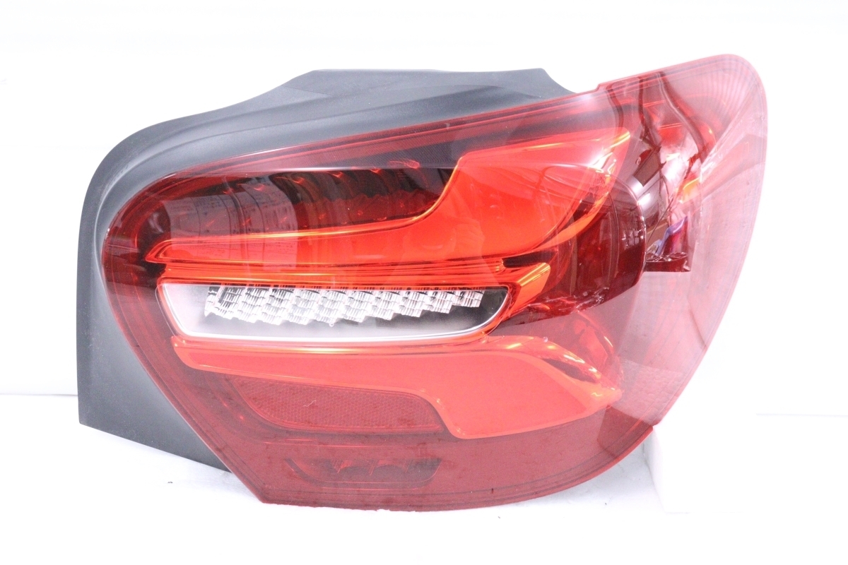 25-2326☆【値下】美品☆後期 LED W176 ベンツAクラス☆右テールライト 